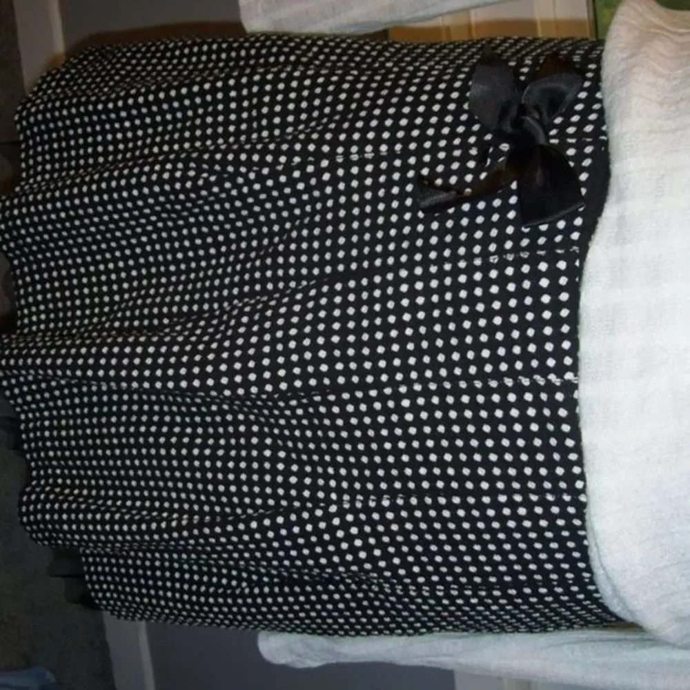 💥5/$10💥Wrapper cute black, white polka dot skirt, ruffle, side black